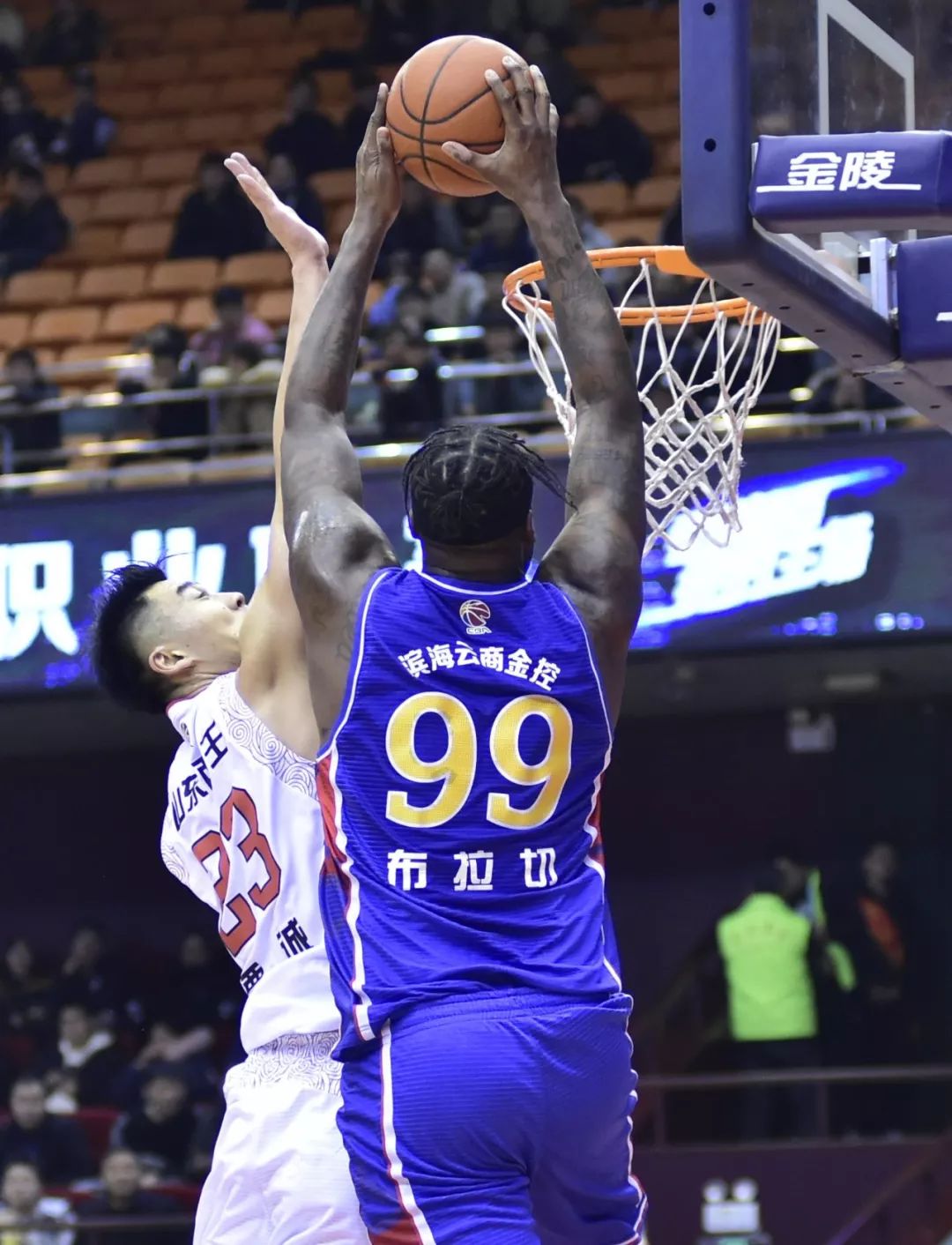 爱游戏官网-江苏队轻取天津队，拉文高光表现