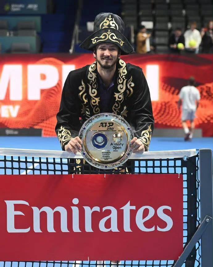 爱游戏官网-年终总决赛完胜拉沃尔杯,梅德韦杰夫高光表现