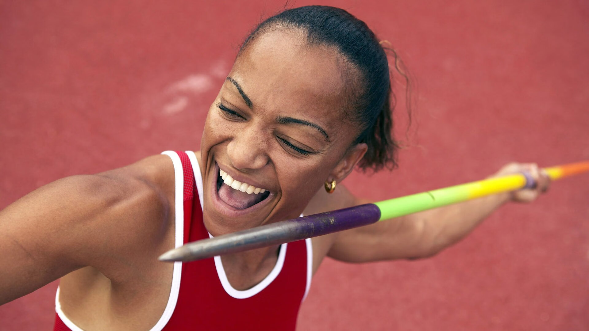 爱游戏-西甲国家德比之夜，霍勒迪高光表现，当篮球智慧照亮绿茵场